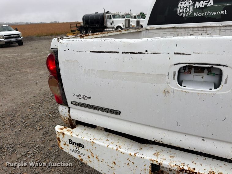 image for item DT3070 2005 Chevrolet Silverado 2500 Crew Cab pickup truck