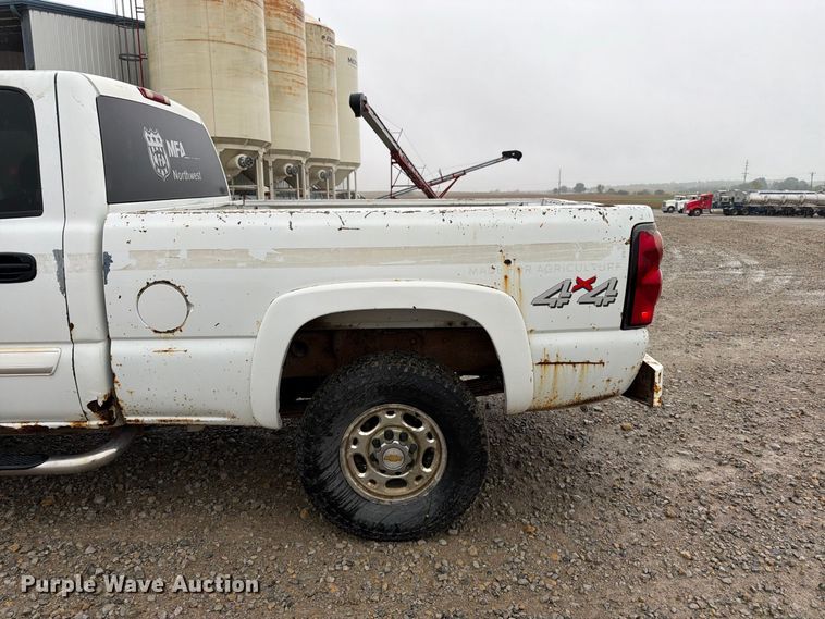 image for item DT3070 2005 Chevrolet Silverado 2500 Crew Cab pickup truck