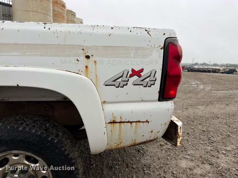 image for item DT3070 2005 Chevrolet Silverado 2500 Crew Cab pickup truck