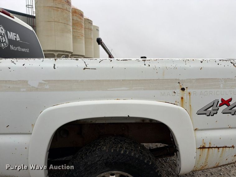 image for item DT3070 2005 Chevrolet Silverado 2500 Crew Cab pickup truck