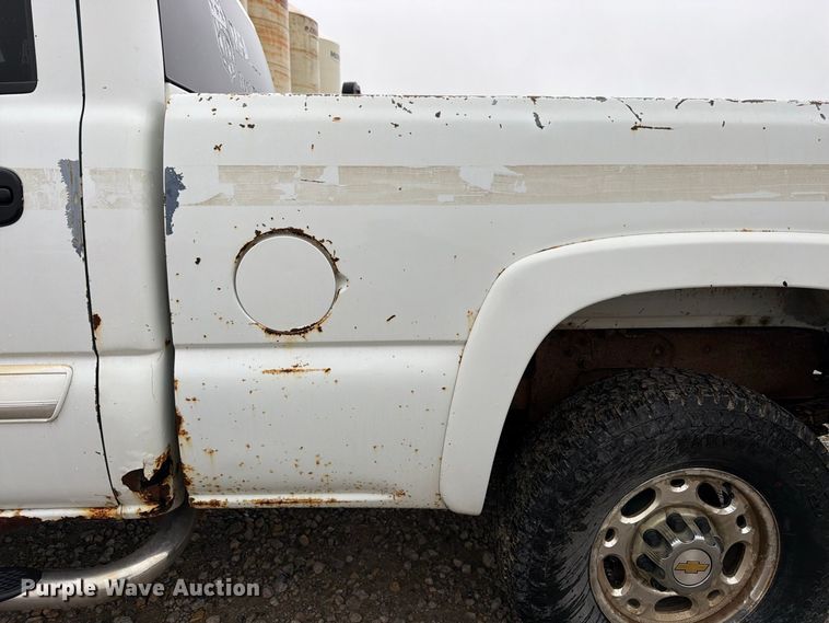 image for item DT3070 2005 Chevrolet Silverado 2500 Crew Cab pickup truck