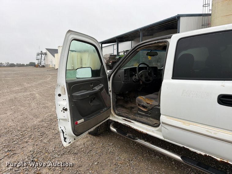 image for item DT3070 2005 Chevrolet Silverado 2500 Crew Cab pickup truck