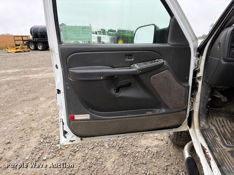 image for item DT3070 2005 Chevrolet Silverado 2500 Crew Cab pickup truck