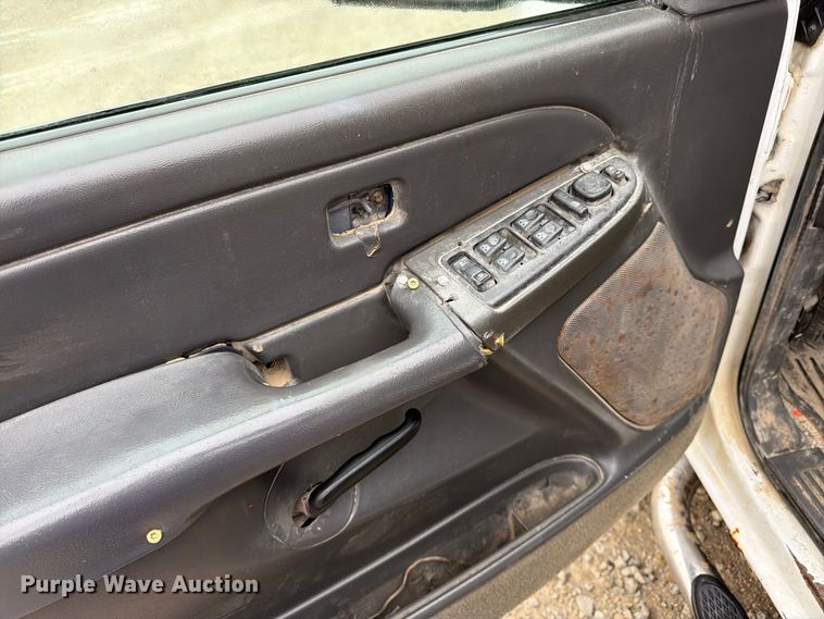 image for item DT3070 2005 Chevrolet Silverado 2500 Crew Cab pickup truck