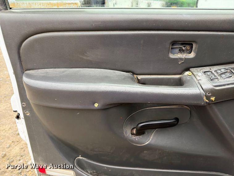 image for item DT3070 2005 Chevrolet Silverado 2500 Crew Cab pickup truck