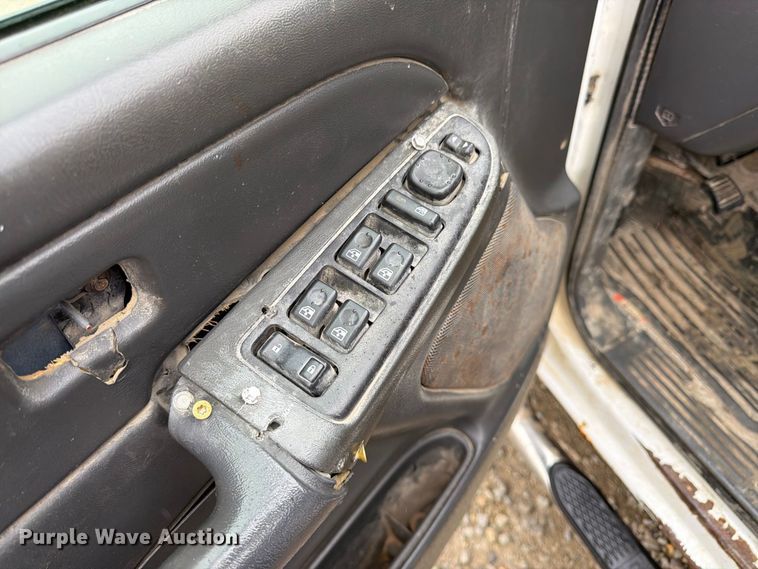 image for item DT3070 2005 Chevrolet Silverado 2500 Crew Cab pickup truck
