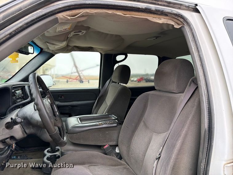image for item DT3070 2005 Chevrolet Silverado 2500 Crew Cab pickup truck