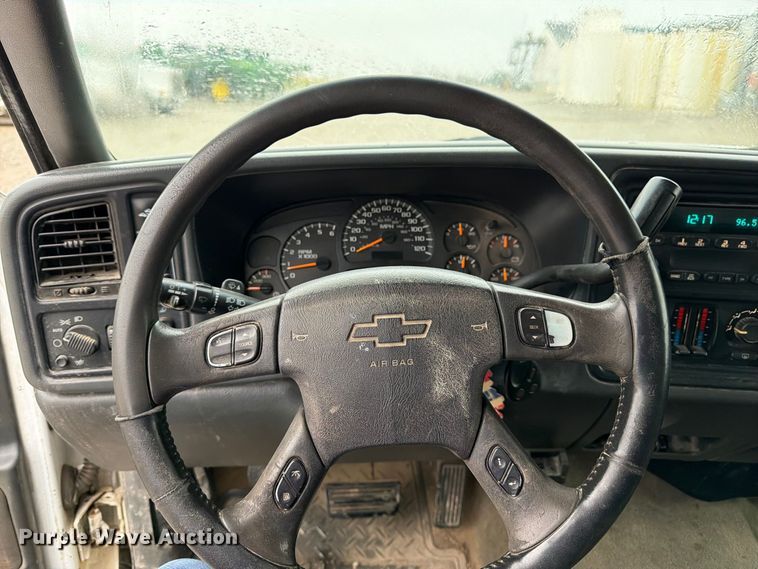 image for item DT3070 2005 Chevrolet Silverado 2500 Crew Cab pickup truck