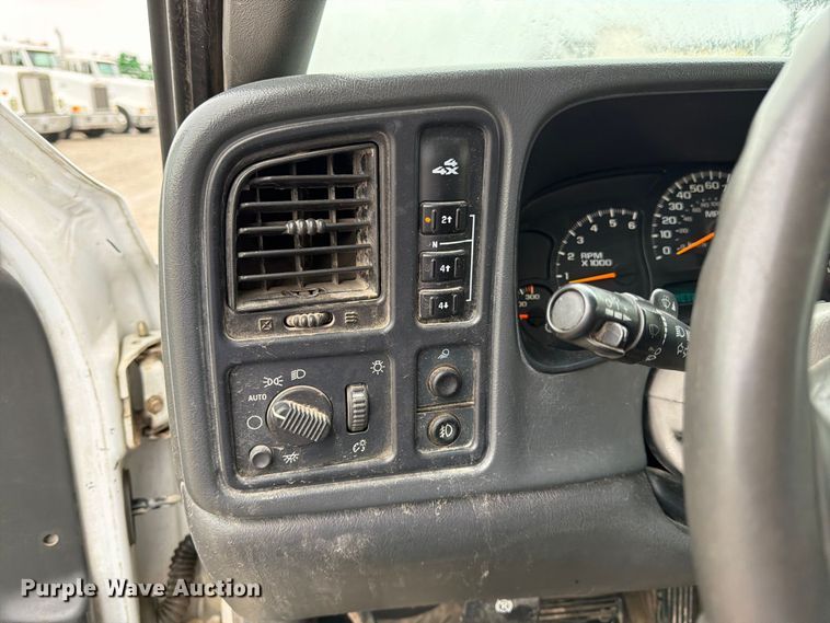 image for item DT3070 2005 Chevrolet Silverado 2500 Crew Cab pickup truck