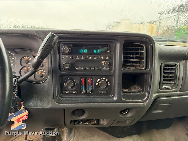 image for item DT3070 2005 Chevrolet Silverado 2500 Crew Cab pickup truck