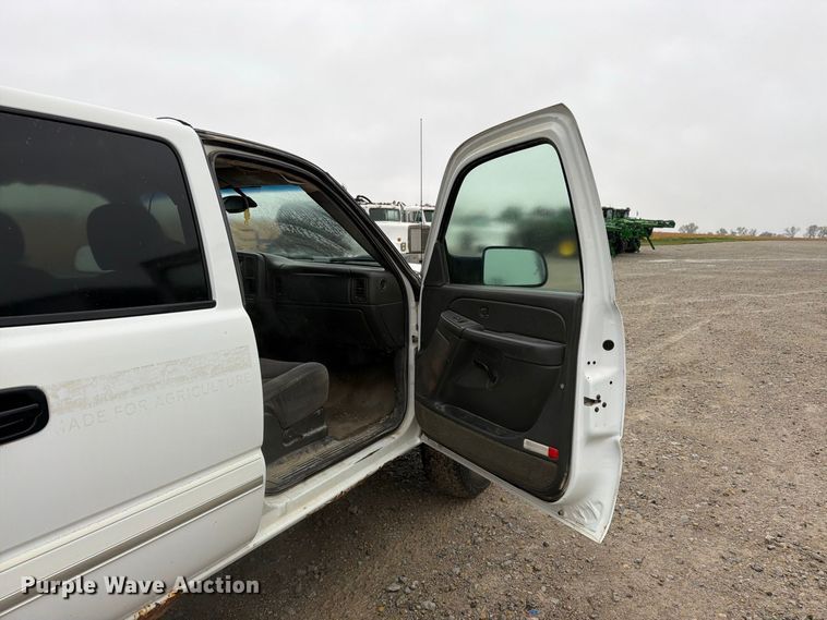 image for item DT3070 2005 Chevrolet Silverado 2500 Crew Cab pickup truck