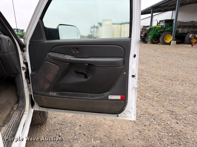 image for item DT3070 2005 Chevrolet Silverado 2500 Crew Cab pickup truck