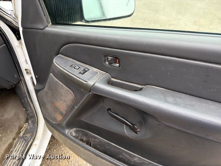 image for item DT3070 2005 Chevrolet Silverado 2500 Crew Cab pickup truck