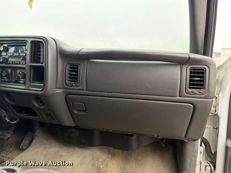 image for item DT3070 2005 Chevrolet Silverado 2500 Crew Cab pickup truck