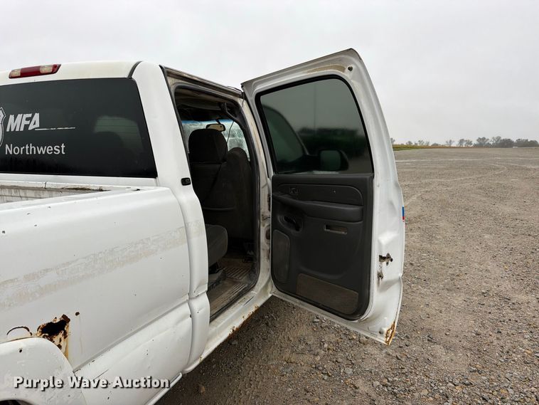 image for item DT3070 2005 Chevrolet Silverado 2500 Crew Cab pickup truck