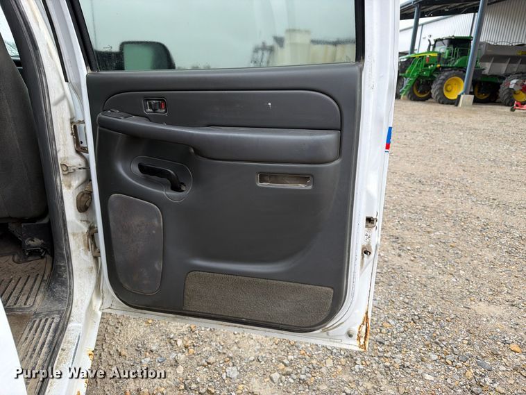image for item DT3070 2005 Chevrolet Silverado 2500 Crew Cab pickup truck