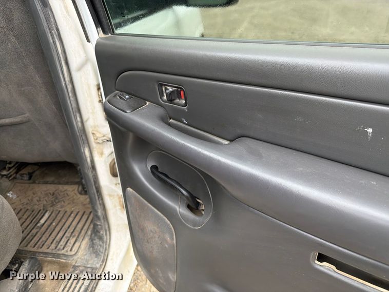 image for item DT3070 2005 Chevrolet Silverado 2500 Crew Cab pickup truck