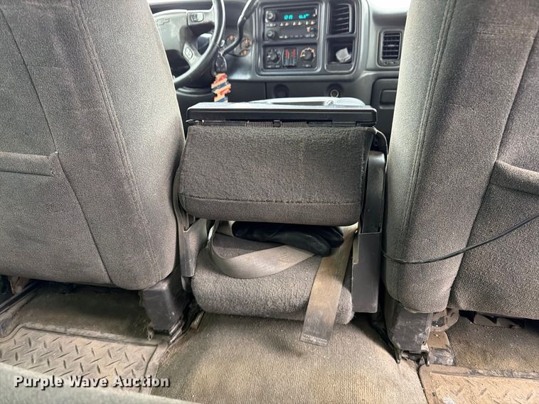 image for item DT3070 2005 Chevrolet Silverado 2500 Crew Cab pickup truck