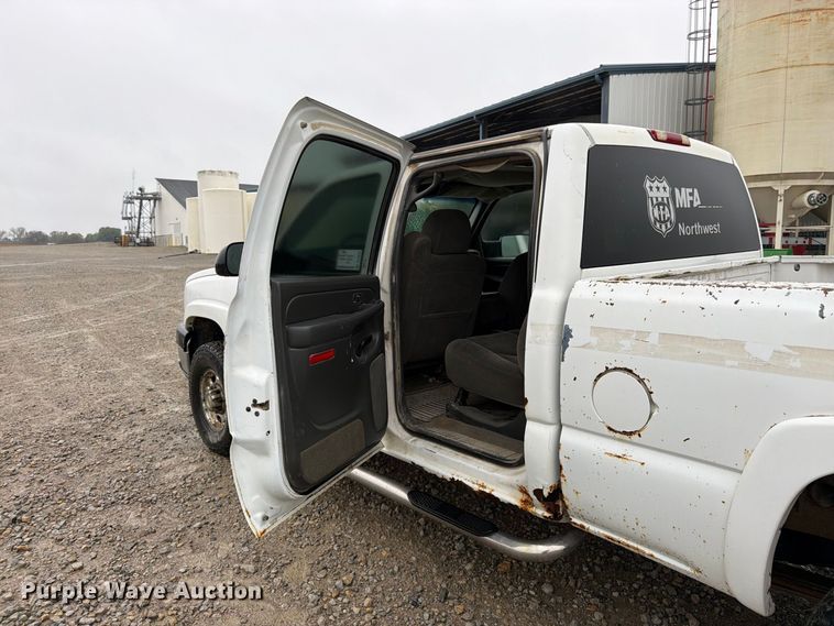 image for item DT3070 2005 Chevrolet Silverado 2500 Crew Cab pickup truck