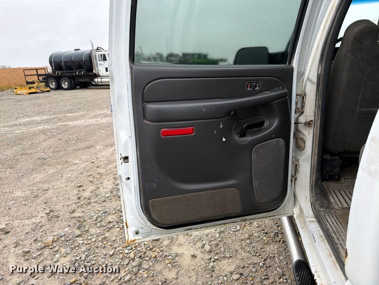 image for item DT3070 2005 Chevrolet Silverado 2500 Crew Cab pickup truck