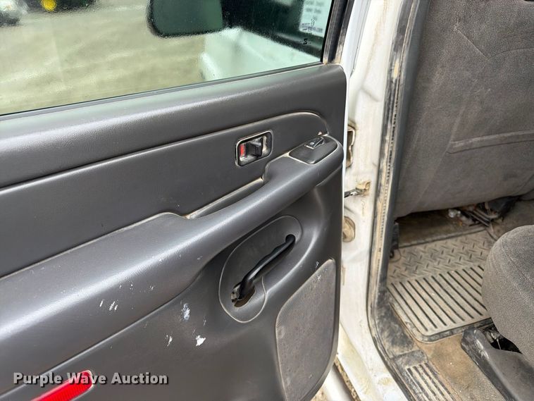 image for item DT3070 2005 Chevrolet Silverado 2500 Crew Cab pickup truck