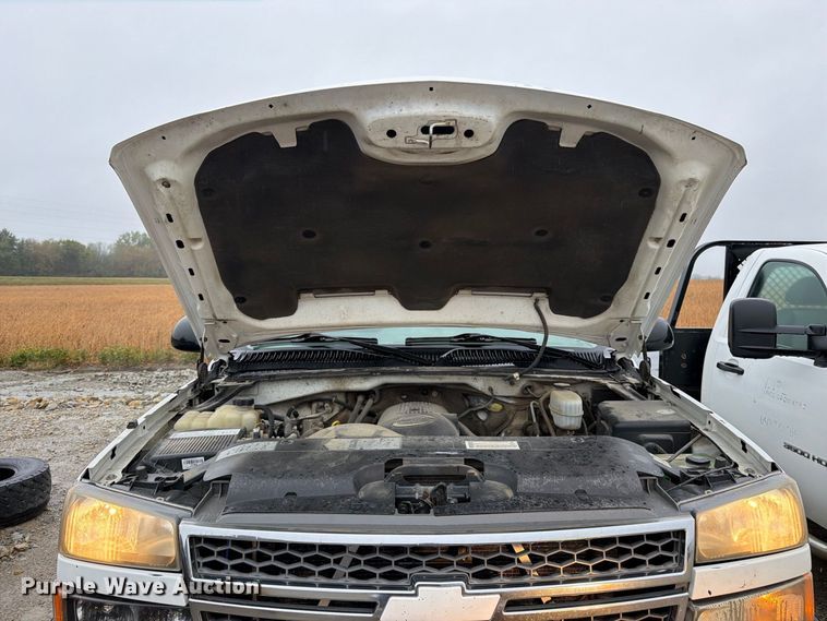 image for item DT3070 2005 Chevrolet Silverado 2500 Crew Cab pickup truck