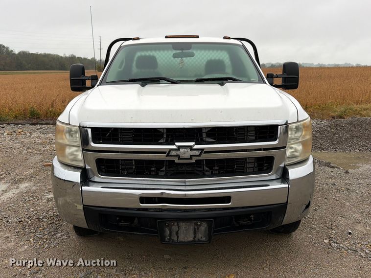 image for item DT3071 2009 Chevrolet Silverado 3500HD flatbed pickup truck