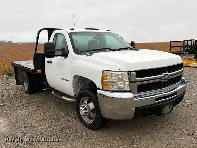 image for item DT3071 2009 Chevrolet Silverado 3500HD flatbed pickup truck