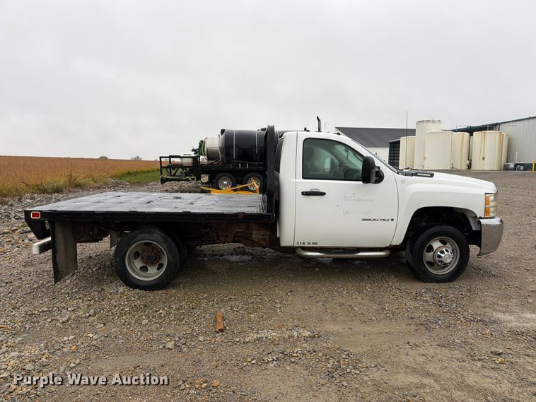 image for item DT3071 2009 Chevrolet Silverado 3500HD flatbed pickup truck
