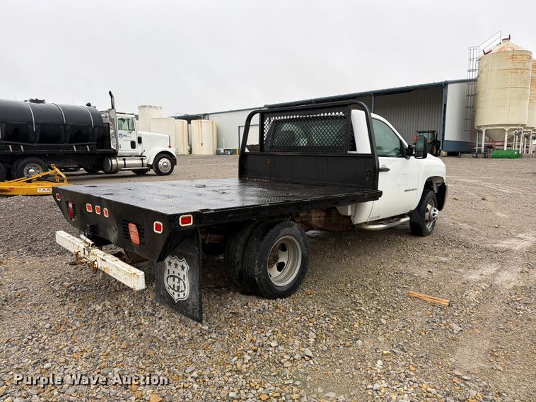 image for item DT3071 2009 Chevrolet Silverado 3500HD flatbed pickup truck