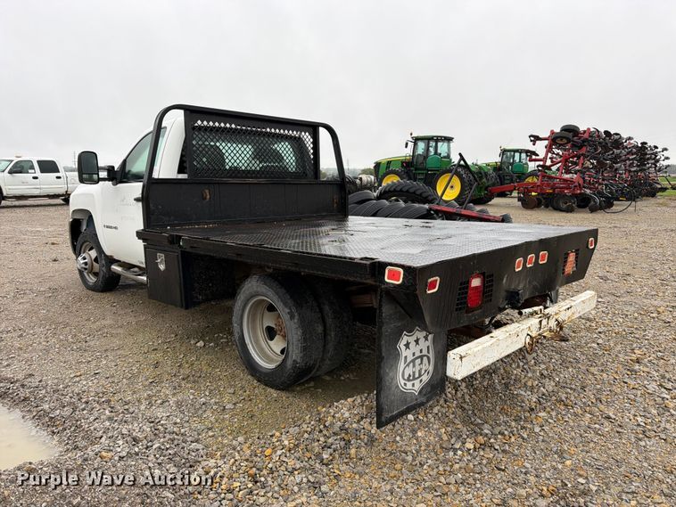image for item DT3071 2009 Chevrolet Silverado 3500HD flatbed pickup truck