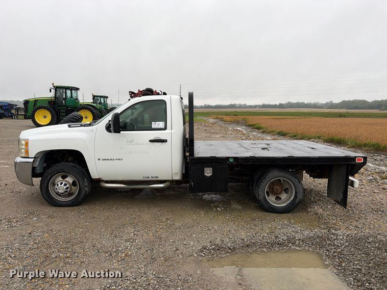 image for item DT3071 2009 Chevrolet Silverado 3500HD flatbed pickup truck