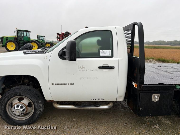 image for item DT3071 2009 Chevrolet Silverado 3500HD flatbed pickup truck