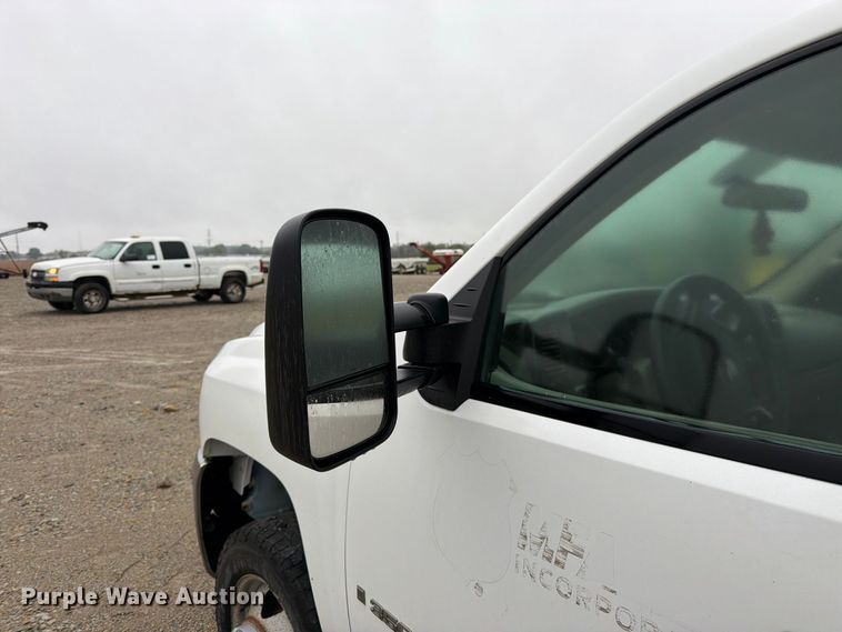 image for item DT3071 2009 Chevrolet Silverado 3500HD flatbed pickup truck