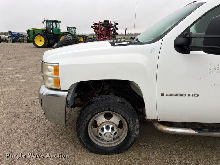 image for item DT3071 2009 Chevrolet Silverado 3500HD flatbed pickup truck