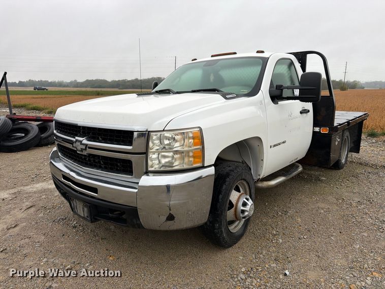 image for item DT3071 2009 Chevrolet Silverado 3500HD flatbed pickup truck