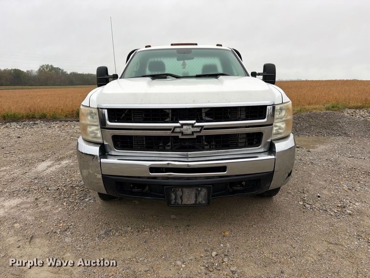image for item DT3071 2009 Chevrolet Silverado 3500HD flatbed pickup truck