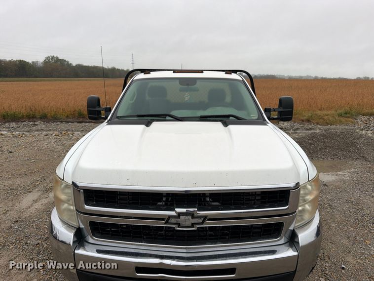 image for item DT3071 2009 Chevrolet Silverado 3500HD flatbed pickup truck
