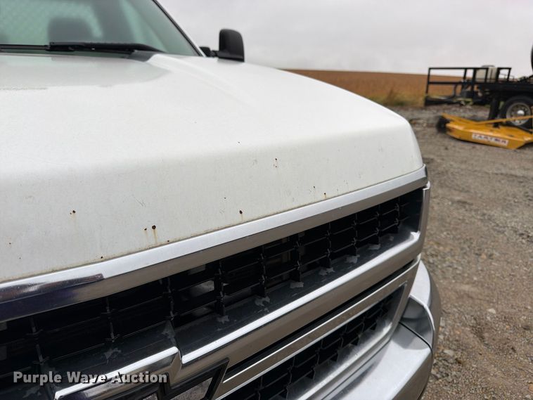 image for item DT3071 2009 Chevrolet Silverado 3500HD flatbed pickup truck