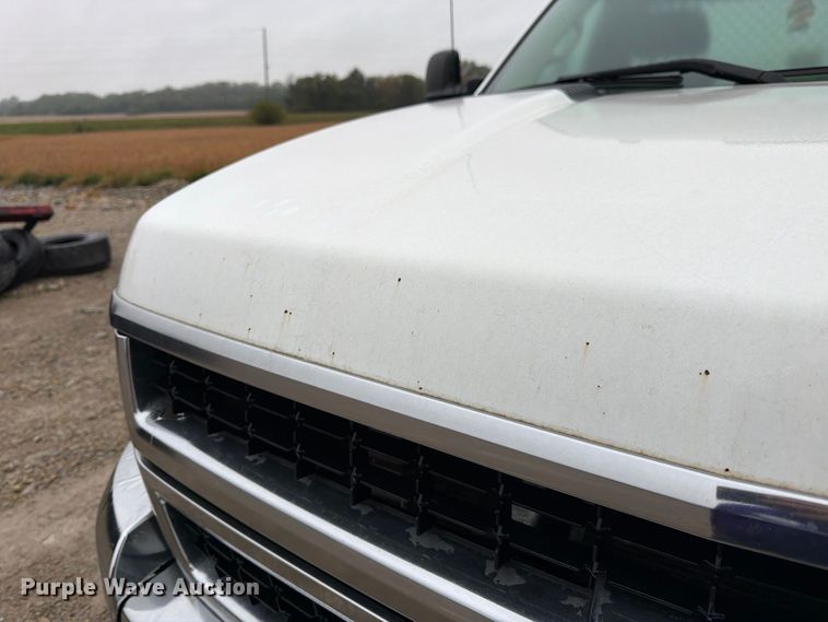 image for item DT3071 2009 Chevrolet Silverado 3500HD flatbed pickup truck