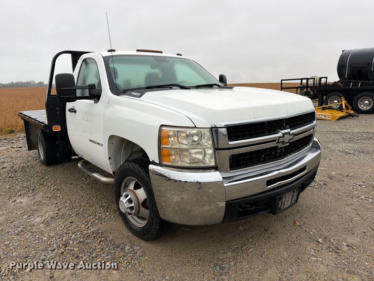 image for item DT3071 2009 Chevrolet Silverado 3500HD flatbed pickup truck