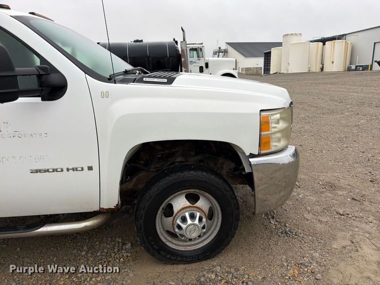 image for item DT3071 2009 Chevrolet Silverado 3500HD flatbed pickup truck