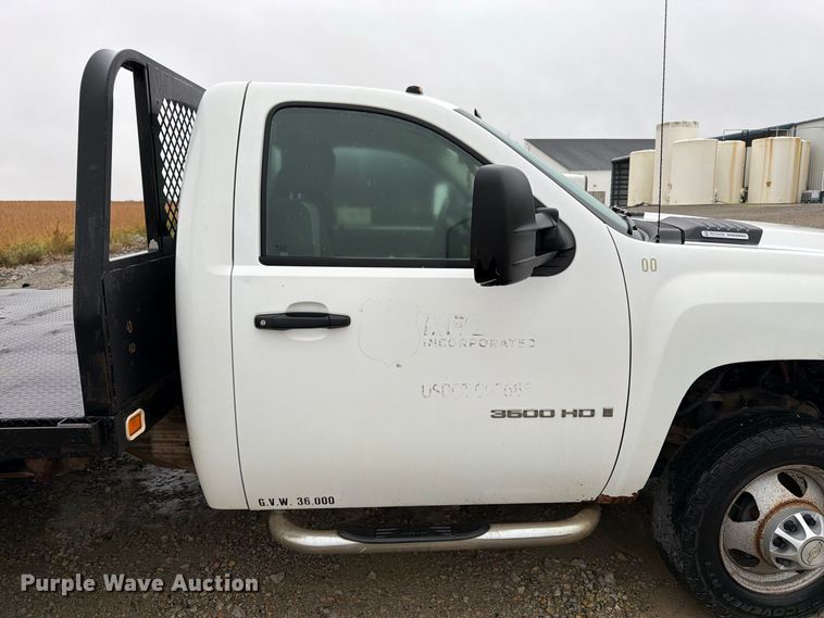 image for item DT3071 2009 Chevrolet Silverado 3500HD flatbed pickup truck