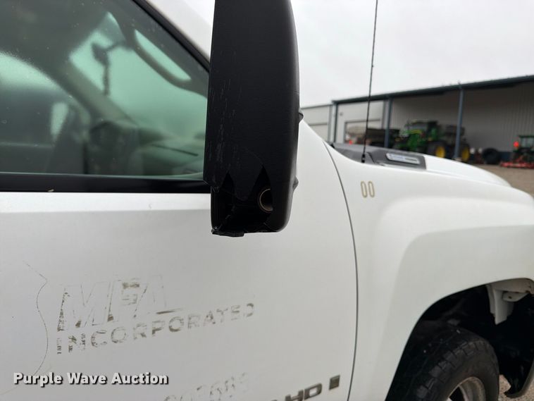 image for item DT3071 2009 Chevrolet Silverado 3500HD flatbed pickup truck