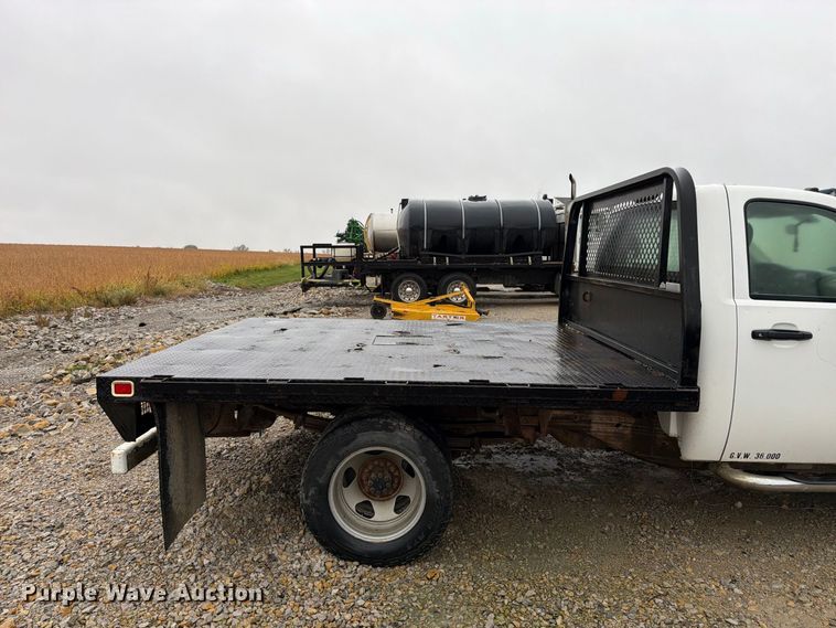 image for item DT3071 2009 Chevrolet Silverado 3500HD flatbed pickup truck