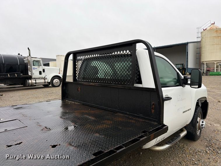 image for item DT3071 2009 Chevrolet Silverado 3500HD flatbed pickup truck