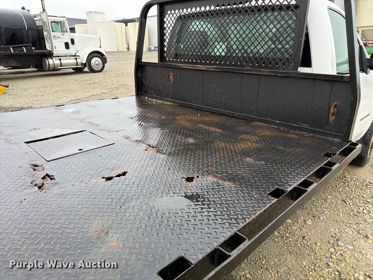 image for item DT3071 2009 Chevrolet Silverado 3500HD flatbed pickup truck