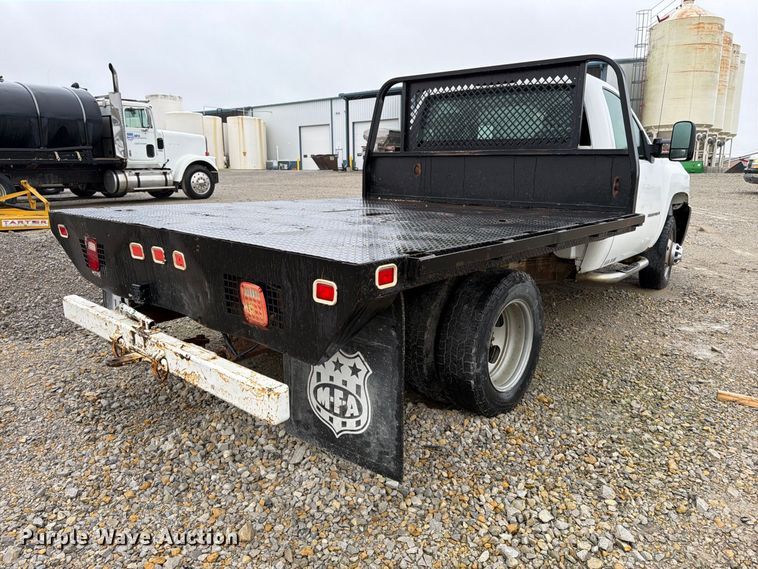 image for item DT3071 2009 Chevrolet Silverado 3500HD flatbed pickup truck