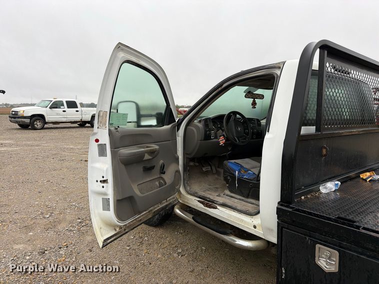 image for item DT3071 2009 Chevrolet Silverado 3500HD flatbed pickup truck