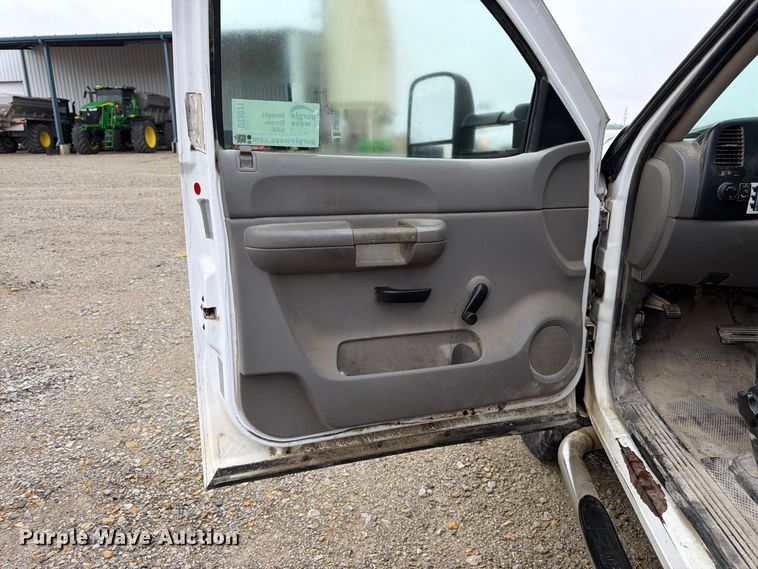 image for item DT3071 2009 Chevrolet Silverado 3500HD flatbed pickup truck